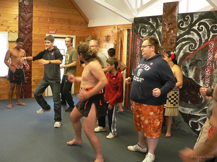 5.37- Apprentissage du haka aux touristes.JPG